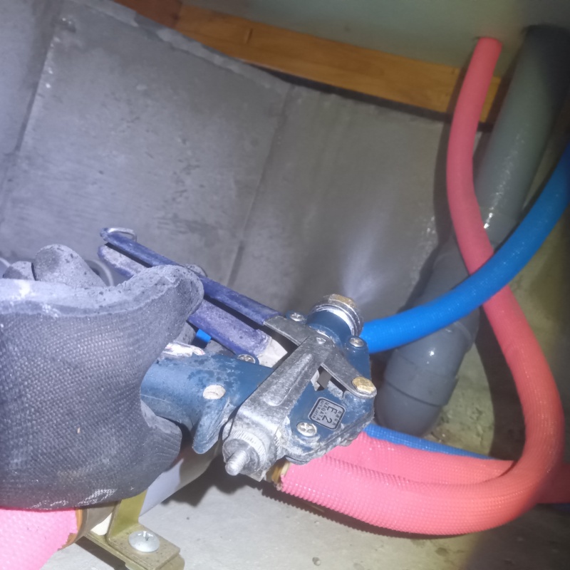 地面に防蟻剤を散布している様子