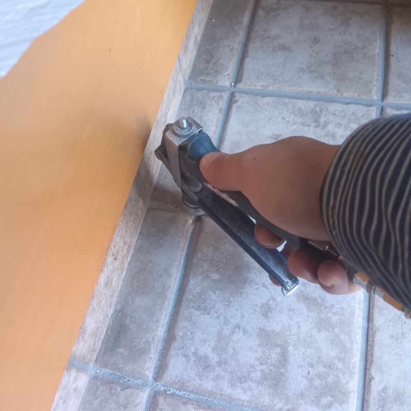 玄関床に穴を開けて防蟻剤を注入