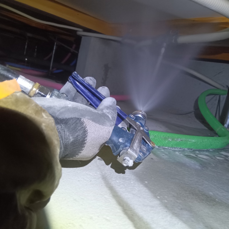 床下木材に防蟻剤を散布