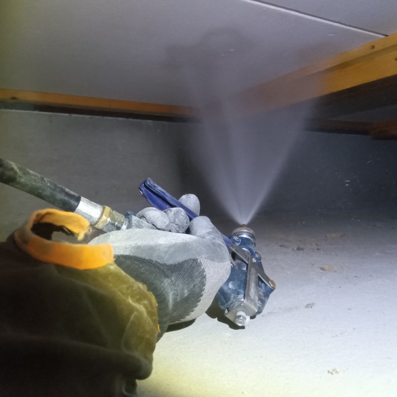 床下断熱材に防蟻剤を散布する様子