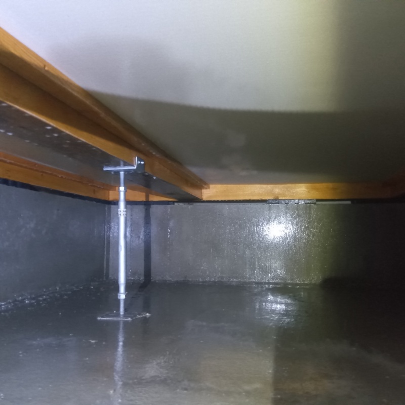 地面と基礎に防蟻剤を散布