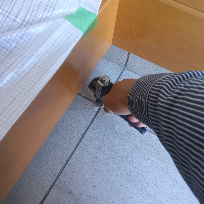 玄関床のタイルの目地から防蟻剤を注入