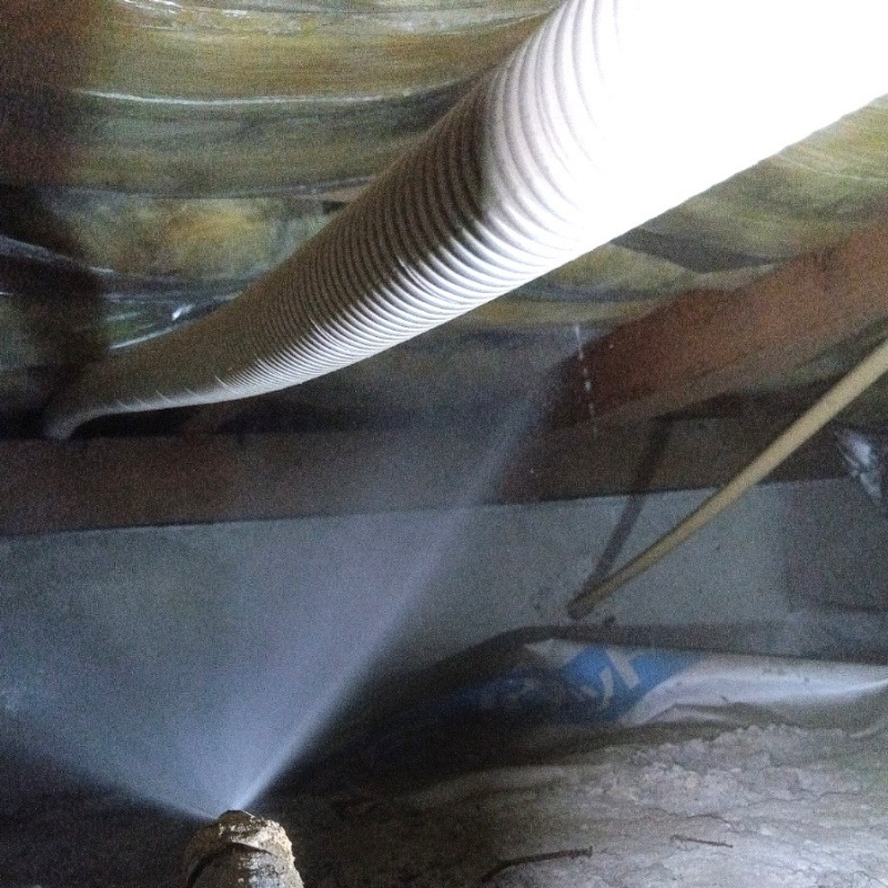 床下木材にシロアリ駆除剤を散布