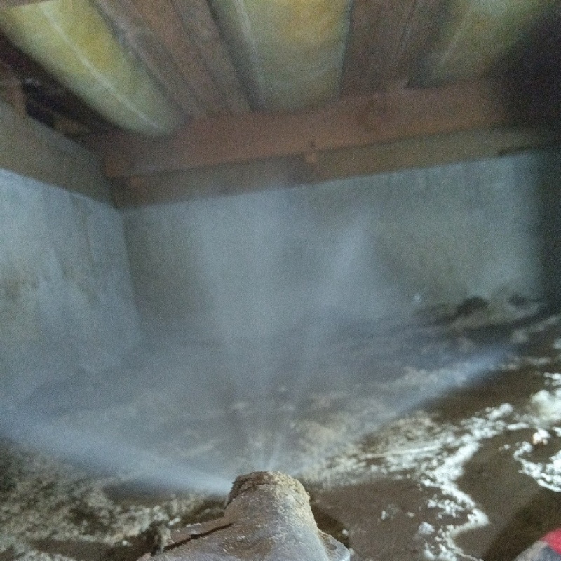 基礎にシロアリ駆除剤を吹き付けている様子