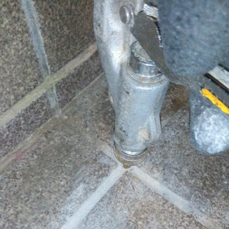 玄関床に穴を開けてシロアリ駆除剤を注入