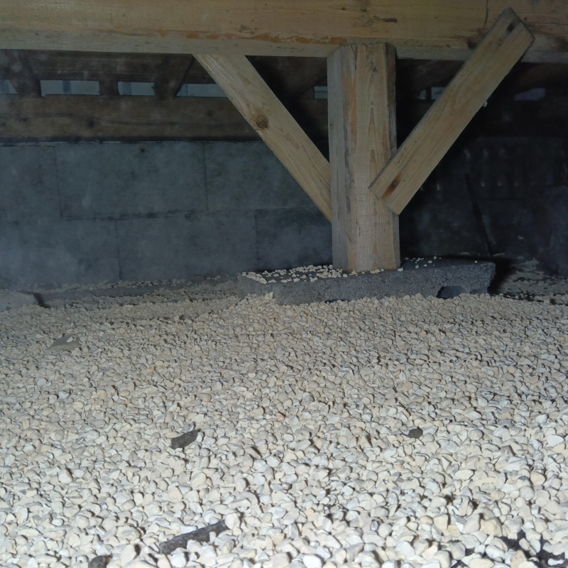 床下に調湿剤を敷いている様子