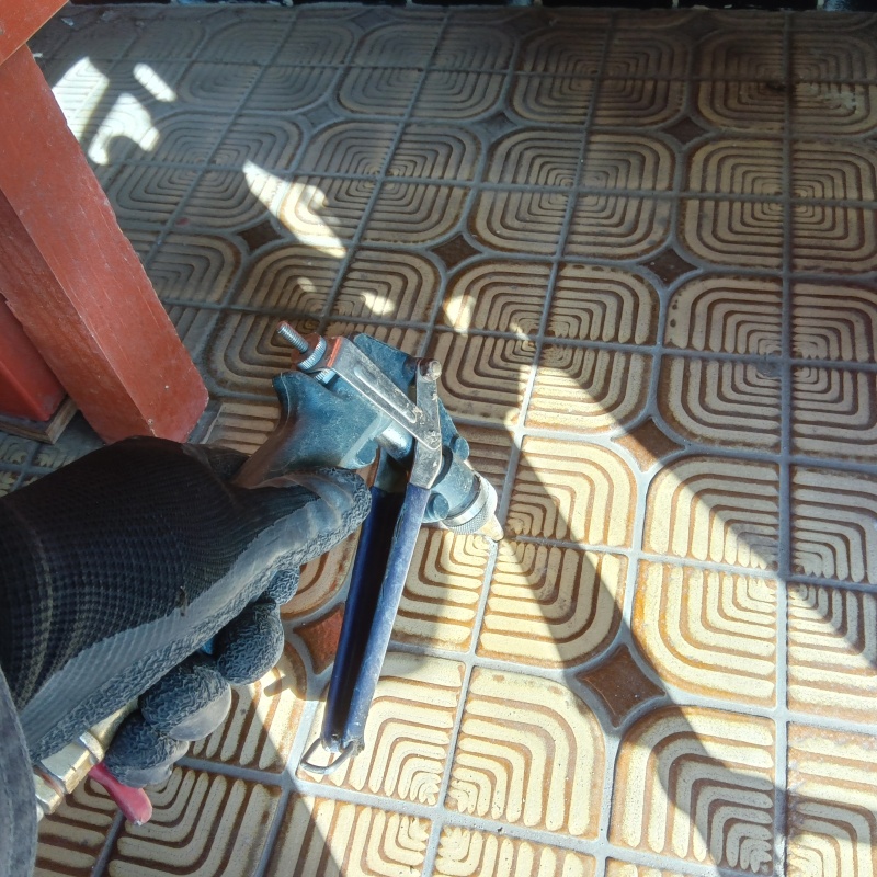 玄関床に穴を開けてシロアリ駆除剤を注入