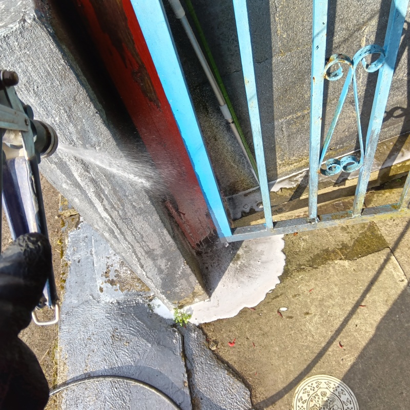 基礎まわりにシロアリ駆除剤を散布する様子