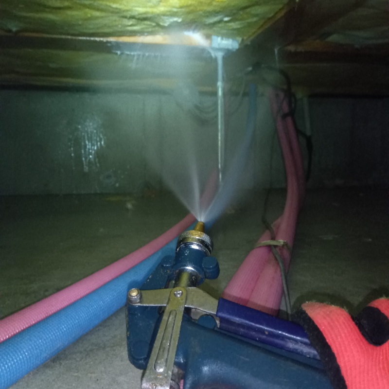 床下の木材にシロアリ駆除剤を散布