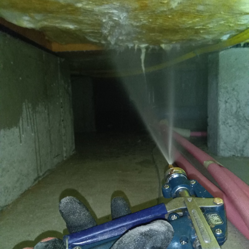 床下断熱材にシロアリ駆除剤を散布