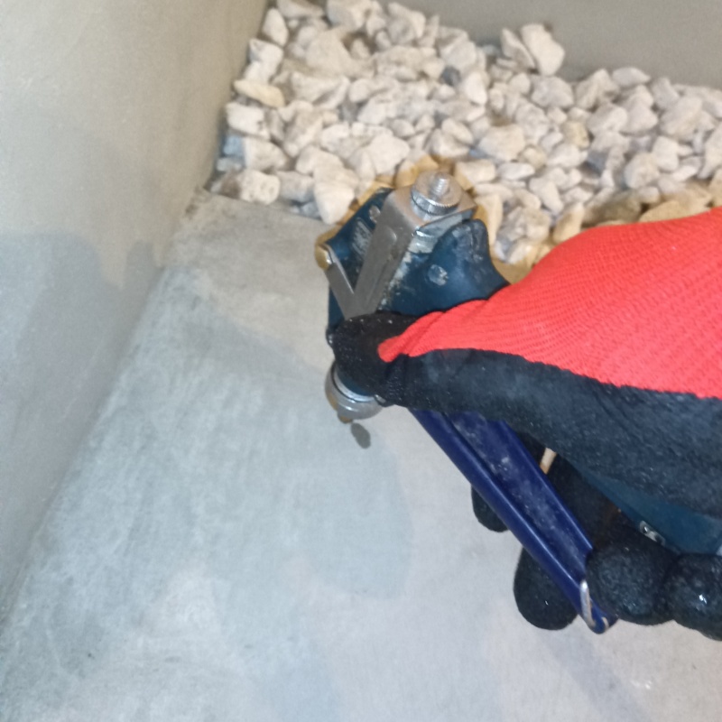 玄関先のコンクリートに穴を開けてシロアリ駆除剤を注入