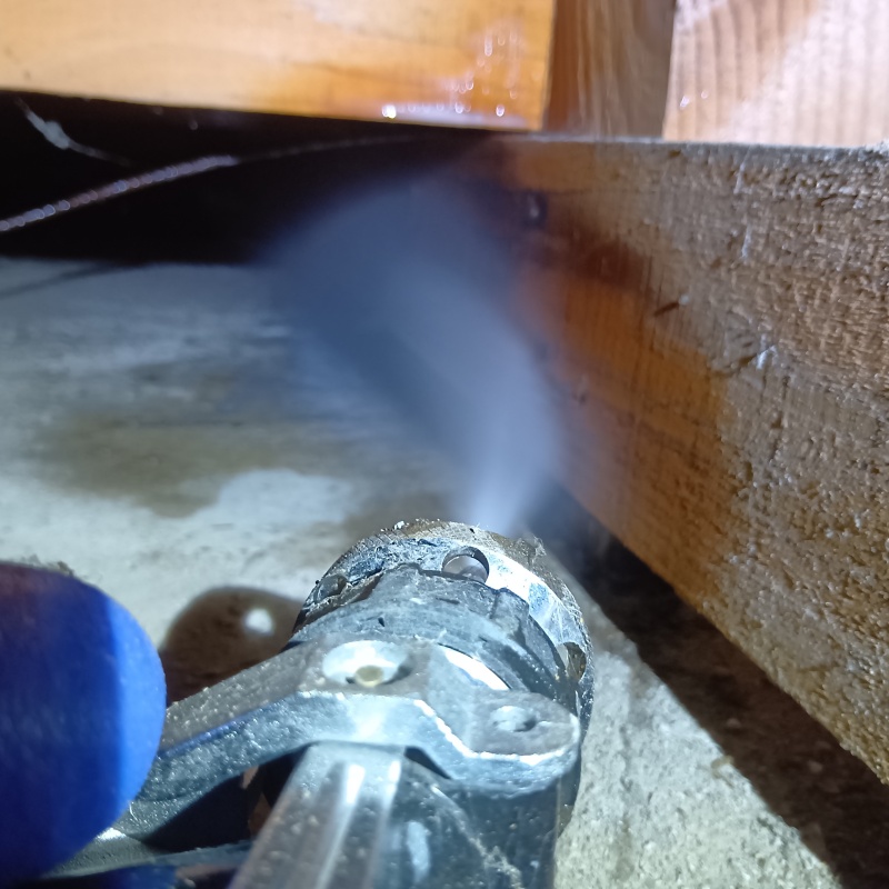 床下木材にシロアリ駆除剤を散布