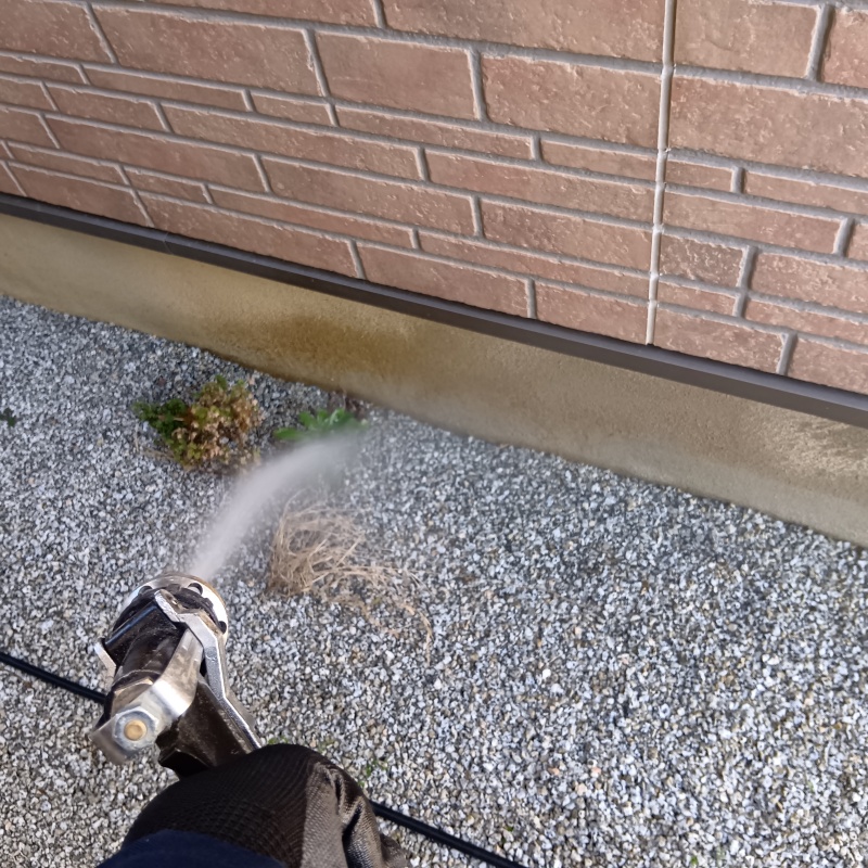 建物外周の土壌に防蟻剤を散布