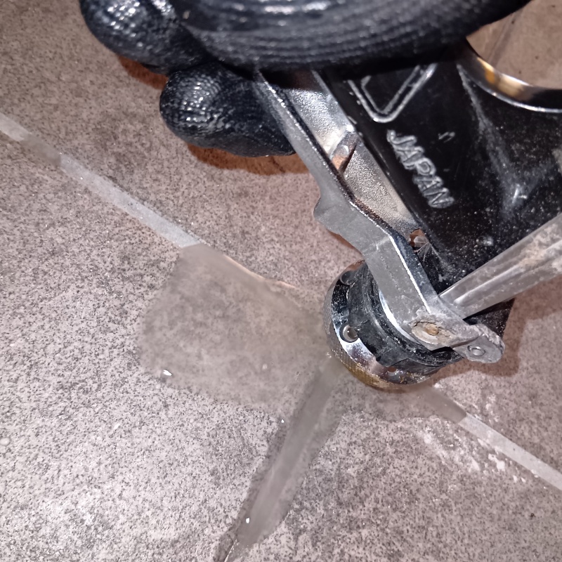 玄関床のタイルの目地から防蟻剤を注入