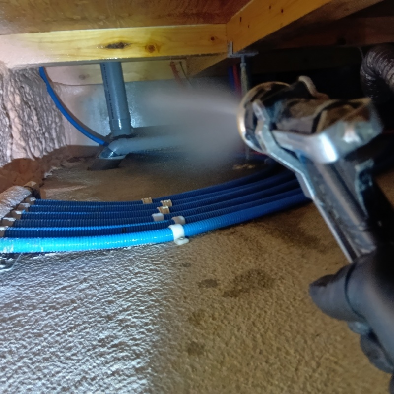 地面に防蟻剤を散布