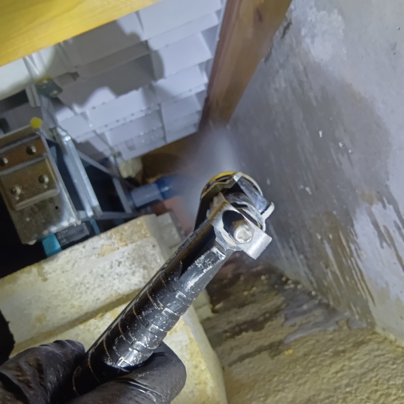 基礎に防蟻剤を散布