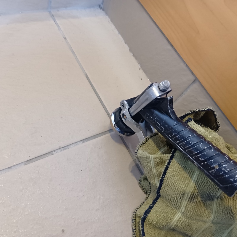 トイレのタイルの目地から防蟻剤を注入