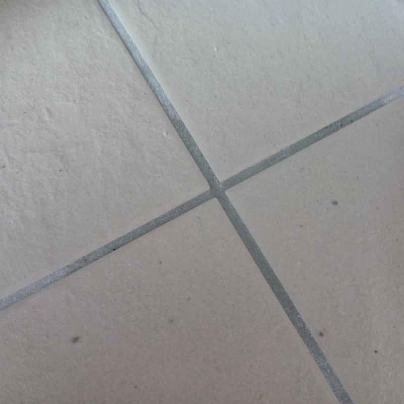 開けた穴をパテで補修