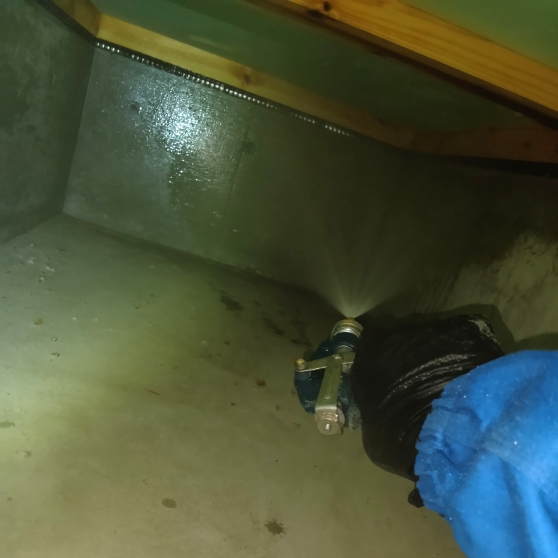 基礎に防蟻剤を散布