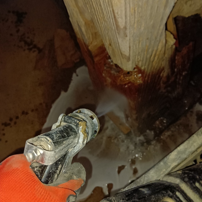 木材にシロアリ駆除剤を散布