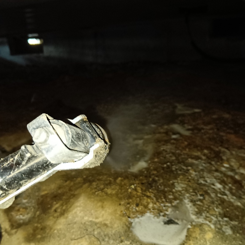 床下の土壌にシロアリ駆除剤を散布