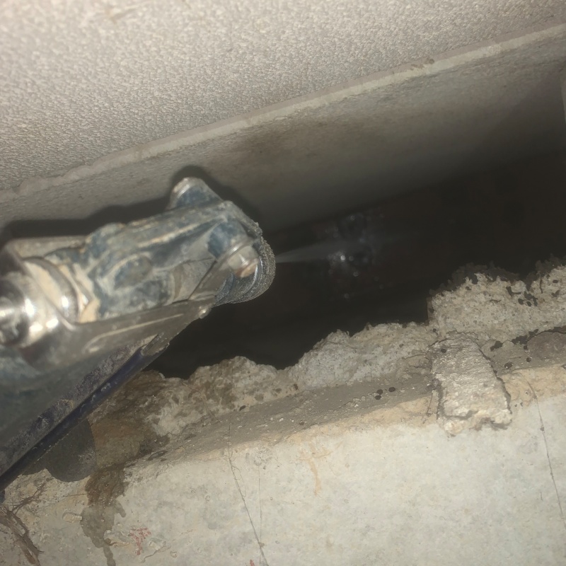 基礎にシロアリ駆除剤を散布