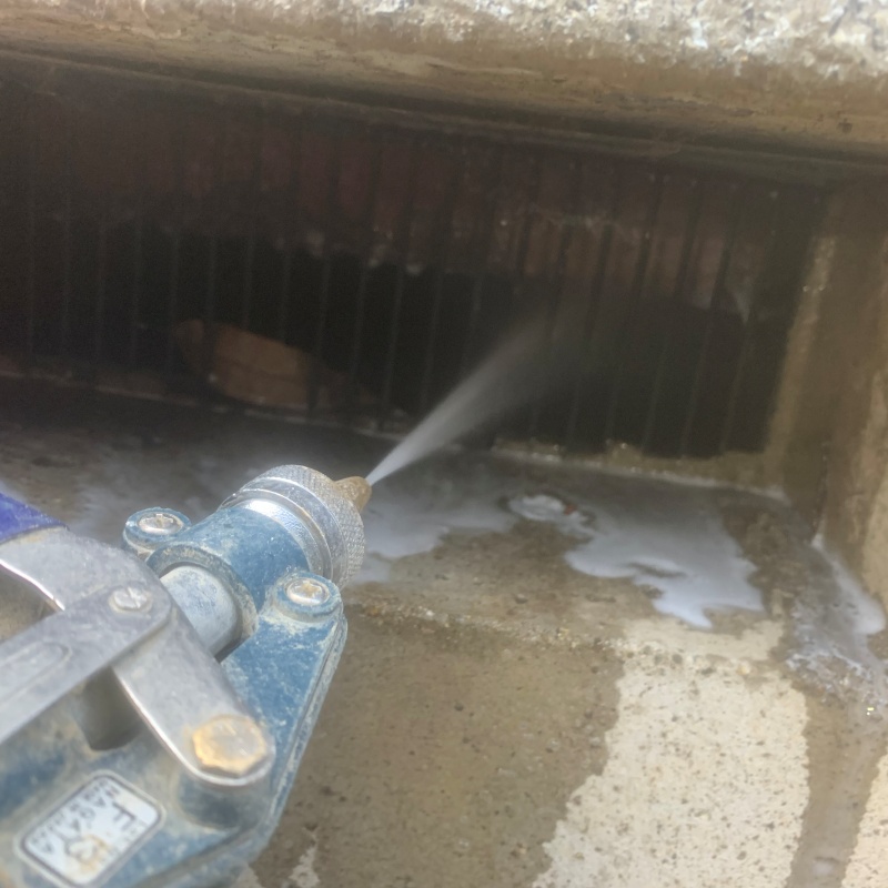 基礎にシロアリ駆除剤を散布