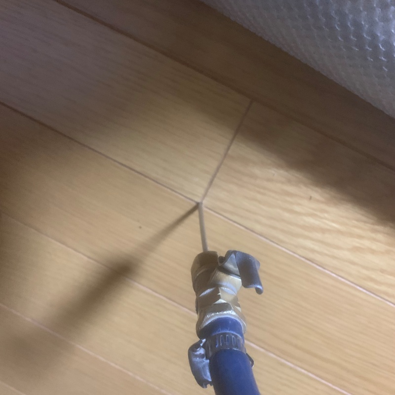 フローリングに穴を開けてシロアリ駆除剤を注入