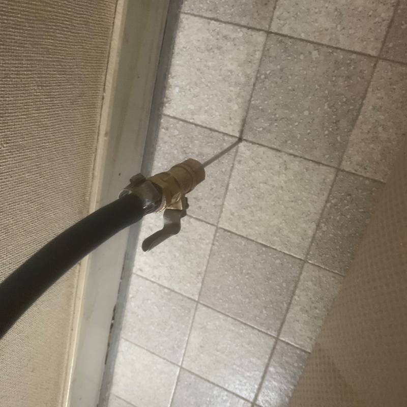 玄関床の目地からシロアリ駆除剤を注入