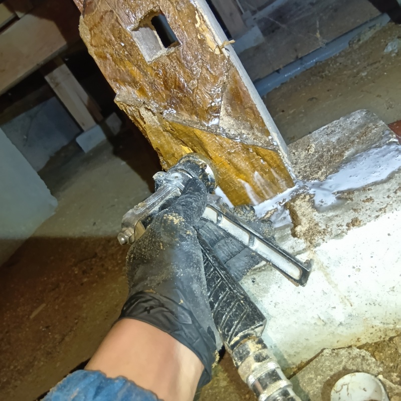 床下木材に穴を開けてシロアリ駆除剤を注入