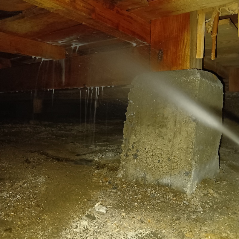 床下木材に防蟻剤を散布