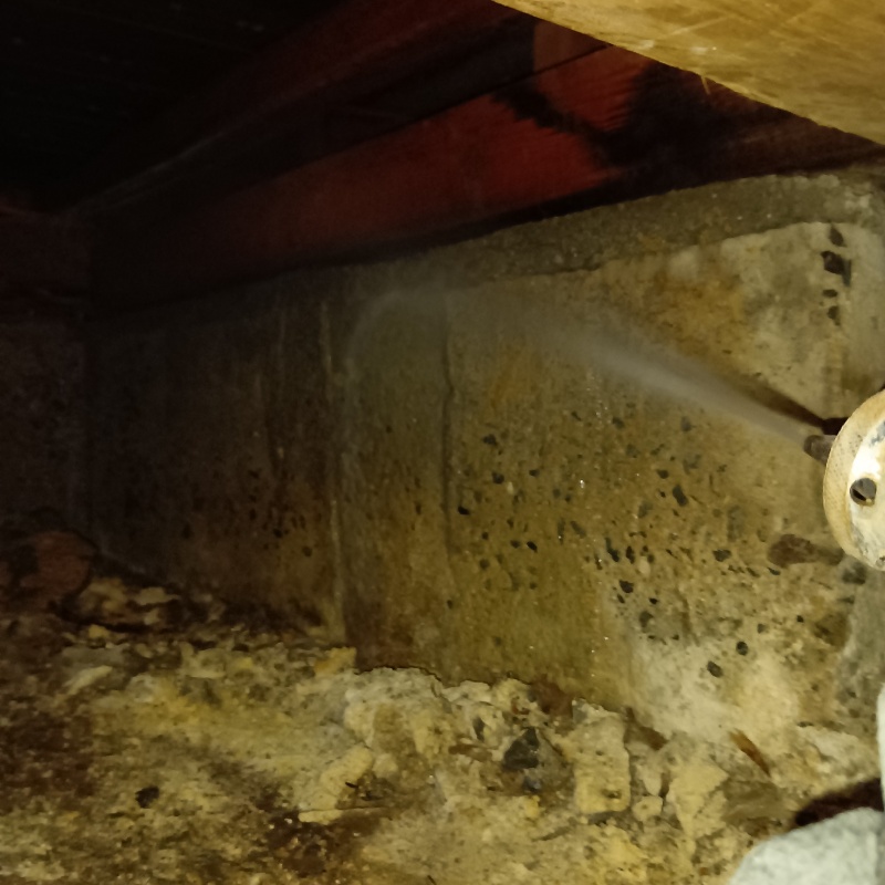 基礎に防蟻剤を吹き付けている様子