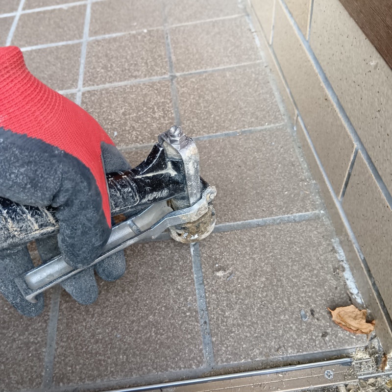 玄関床に穴を開けて防蟻剤を注入