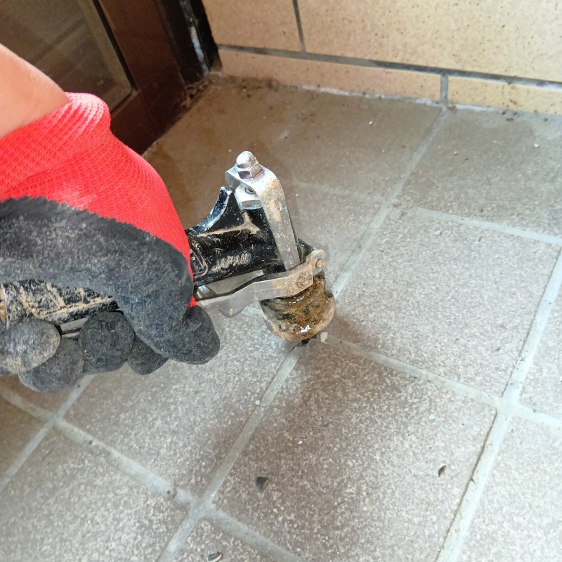 玄関床の目地から防蟻剤を注入