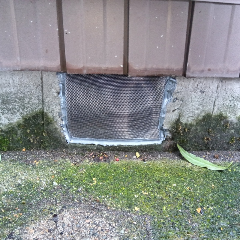 床下点検口を金網で封鎖