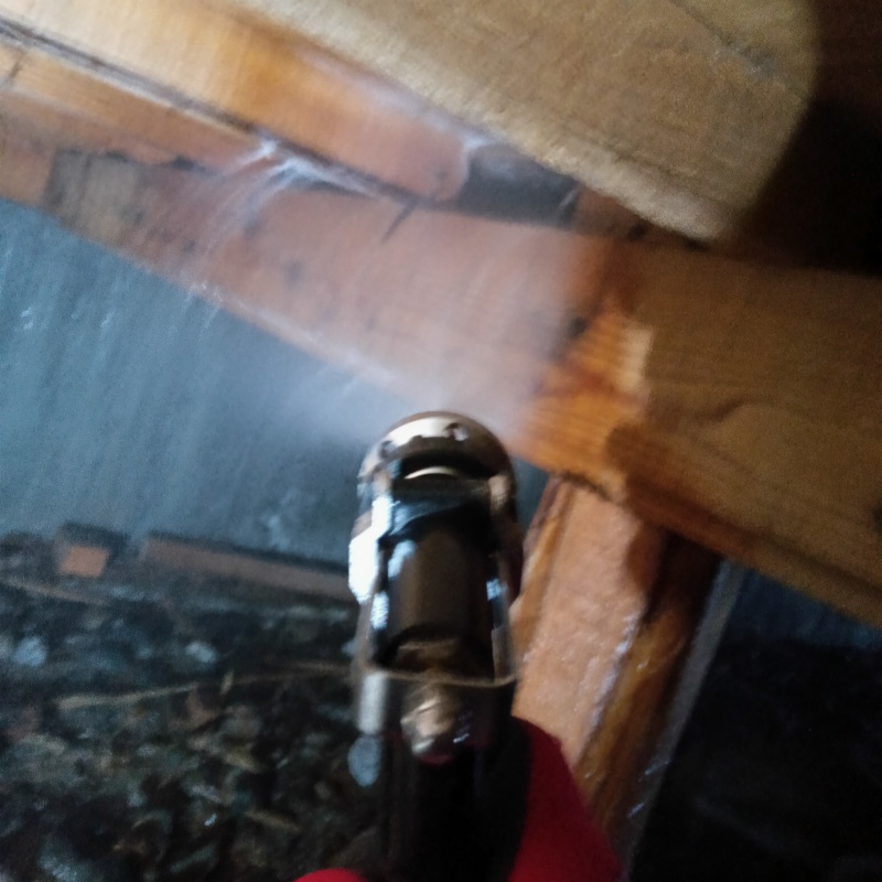 床下木材にシロアリ駆除剤を散布