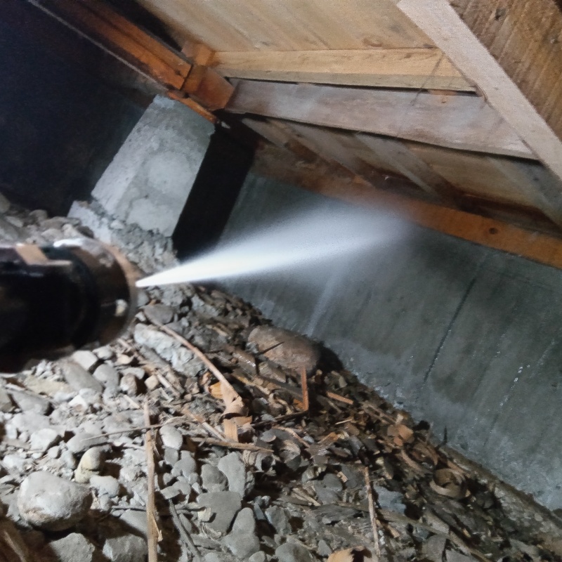 基礎にシロアリ駆除剤を吹き付けている様子