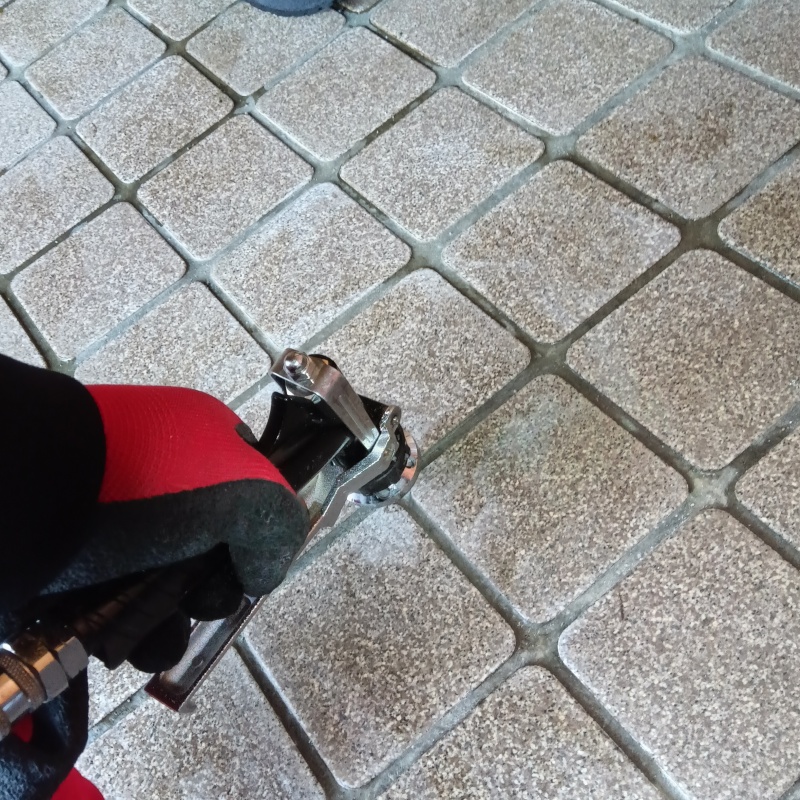 玄関床に穴を開けてシロアリ駆除剤を注入