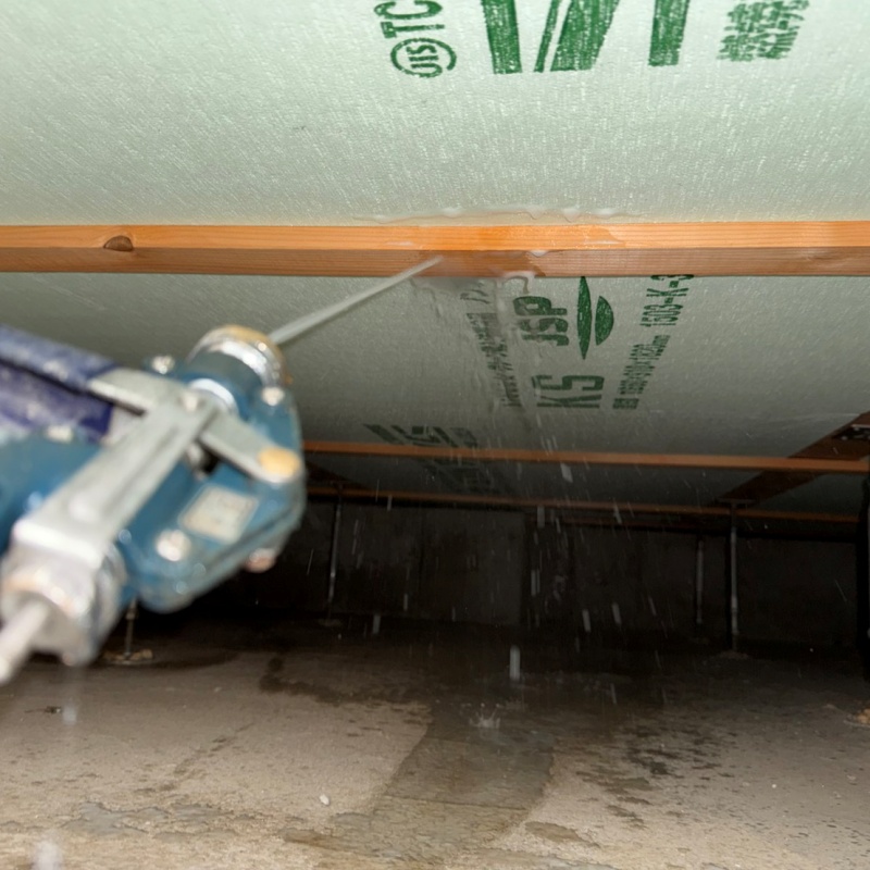 床下木材・断熱材に防蟻剤を散布