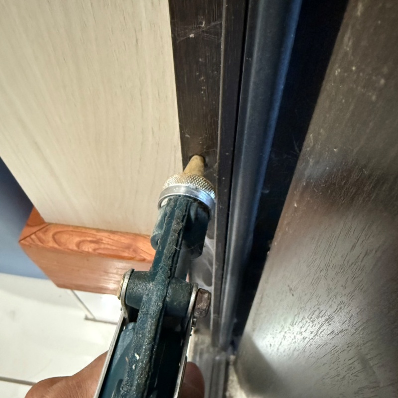 壁材に穴を開けて防蟻剤を注入