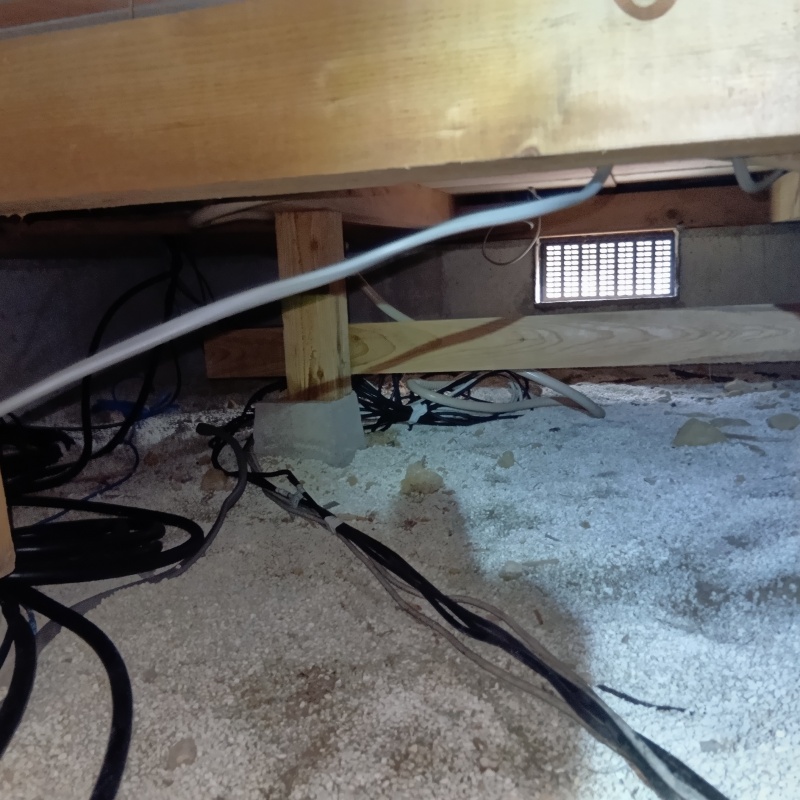 床下に調湿剤を敷いている様子