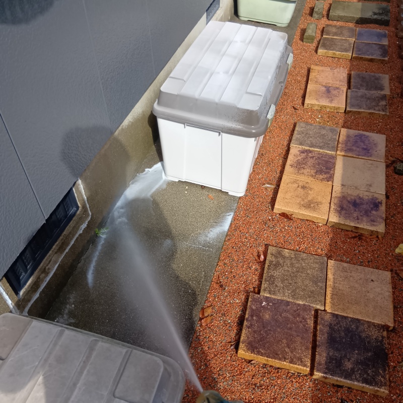 基礎まわりに防蟻剤を吹き付ける様子