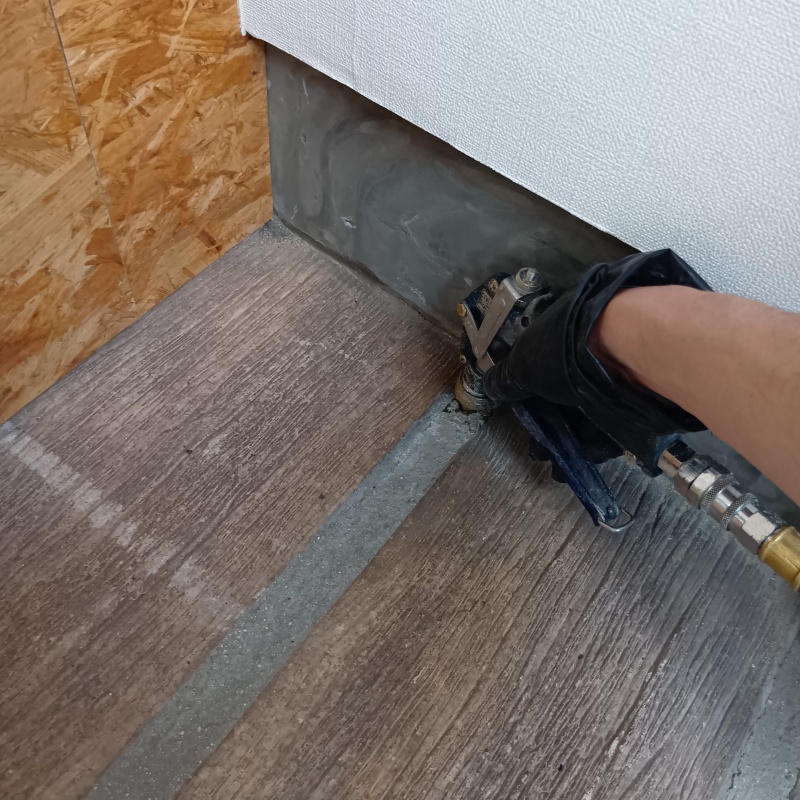 床の目地に穴を開けて防蟻剤を注入