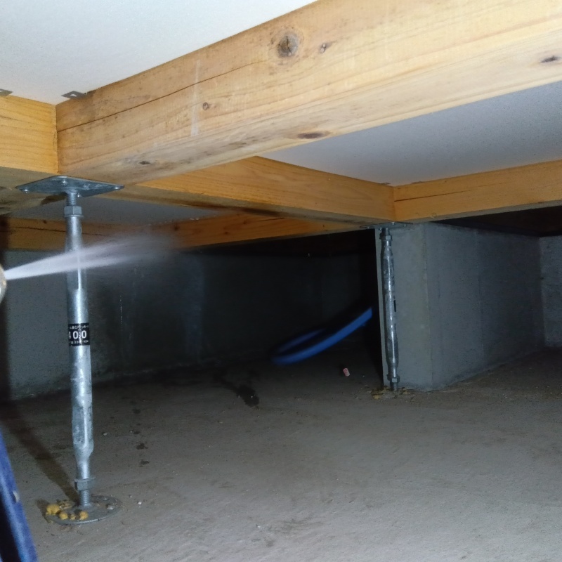 床下断熱材に防蟻剤を散布