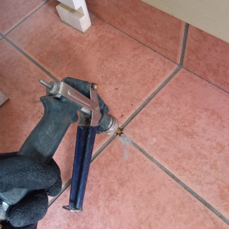 玄関床のタイルの目地から防蟻剤を注入