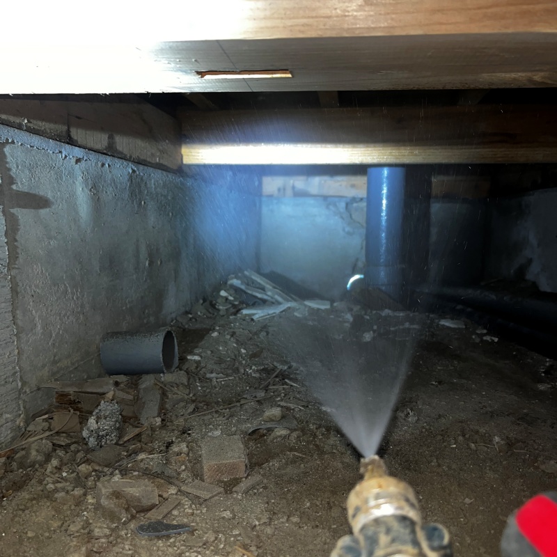 配管まわりの土壌にシロアリ駆除剤を散布