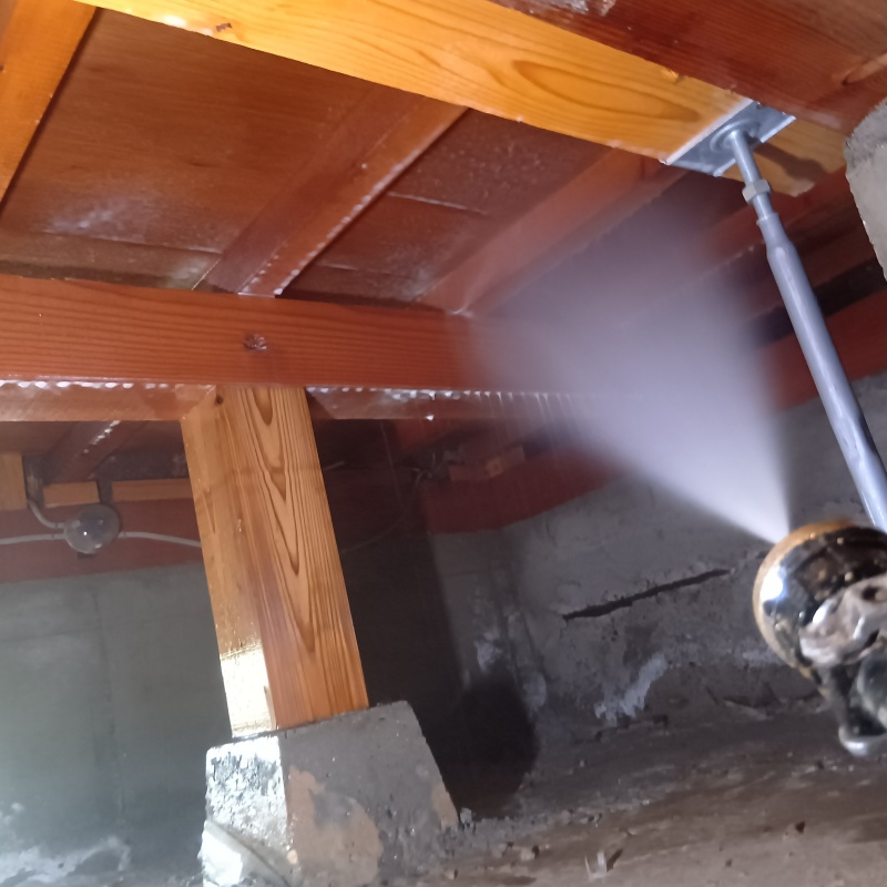 床下木材に防蟻剤を散布