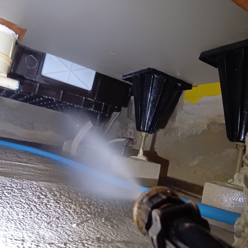 地面に防蟻剤を散布