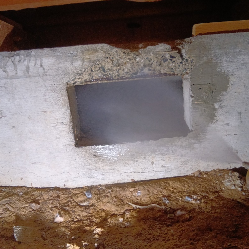 基礎に防蟻剤を散布