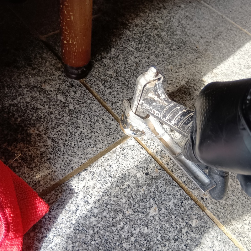 玄関床に穴を開けて防蟻剤を注入